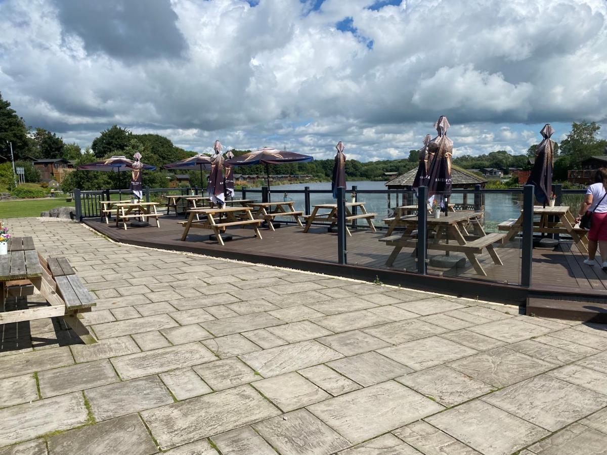 4 Lakes Holiday Let Villa คาร์นฟอร์ธ ภายนอก รูปภาพ
